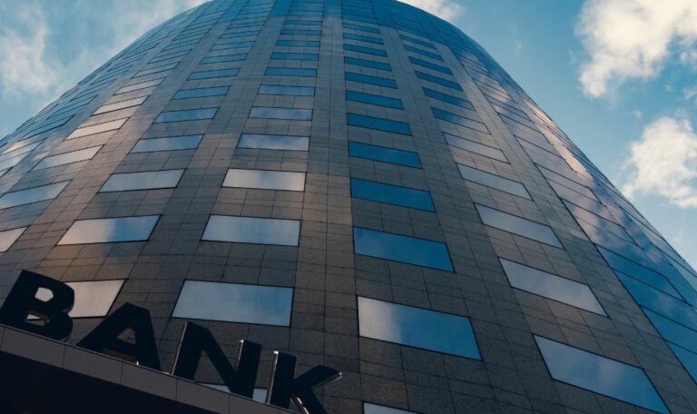 Como abrir uma conta bancária online sem custos?